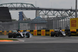 Lewis Hamilton, Mercedes-Benz F1 W08 en Romain Grosjean, Haas F1 Team VF-17