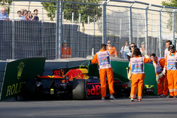 De auto van Max Verstappen, Red Bull Racing RB13 wordt geborgen in VT2
