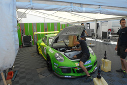 Box Dinamic Motorsport: tecnici a lavoro sulla 911 GT3 Cup di Alex De Giacomi