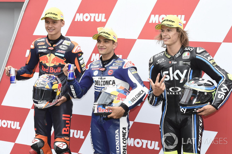 Los tres primeros calificados: Bo Bendsneyder, Red Bull KTM Ajo, ganador de la pole Jorge Martin, Del Conca Gresini Racing Moto3, Nicolo Bulega, Sky Racing Team VR46