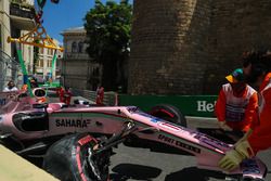 Les commissaires s'occupent de la voiture de Sergio Perez, Sahara Force India VJM10