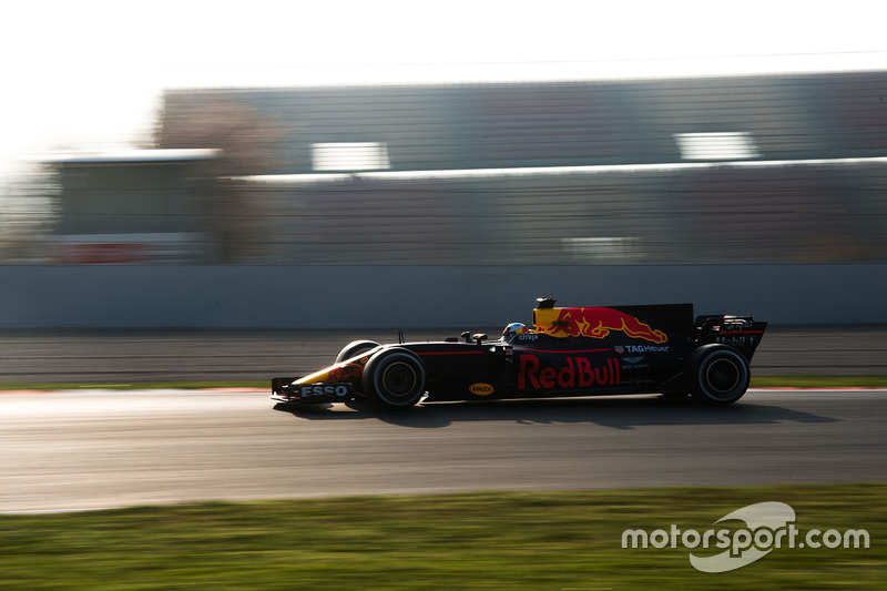 O RB13 conta com o motor Renault, que ainda não possui a mesma competitividade das rivais Mercedes e Ferrari. Porém, a equipe esperava crescer com a força aerodinâmica.