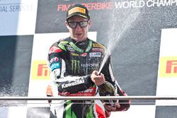 Podium: winnaar Jonathan Rea, Kawasaki Racing viert met champagne