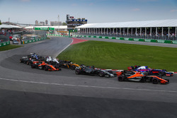 Fernando Alonso, McLaren MCL32 at the start of the race