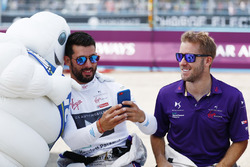 Jose Maria Lopez, DS Virgin Racing, Sam Bird, DS Virgin Racing et le bonhomme Michelin