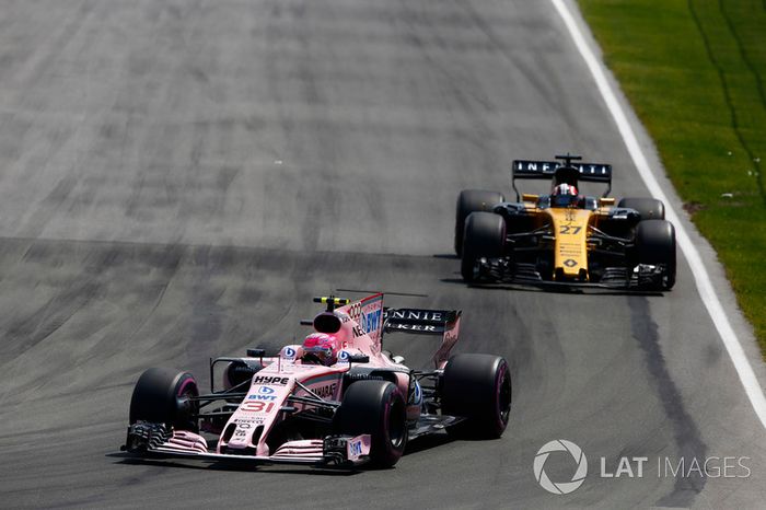 Esteban Ocon, Sahara Force India F1 VJM10, Nico Hulkenberg, Renault Sport F1 Team RS17