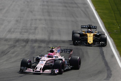 Esteban Ocon, Sahara Force India F1 VJM10, Nico Hulkenberg, Renault Sport F1 Team RS17