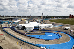 Sébastien Buemi, Renault e.Dams, and Nicolas Prost, Renault e.Dams, lead the field out of the pits