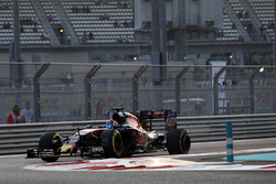 Daniil Kvyat, Scuderia Toro Rosso STR11 with a puncture in the second practice session