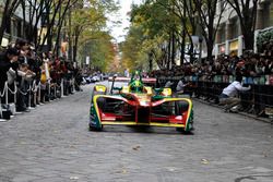 Lucas di Grassi, ABT Schaeffler Audi Sport, si esibisce lungo Marunouchi NakaDori Street