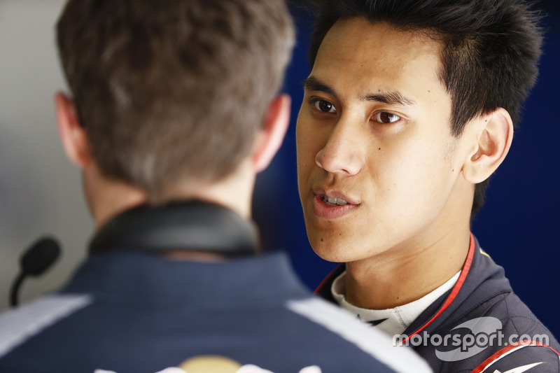 Sean Gelael, Scuderia Toro Rosso, in the garage