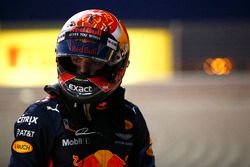 Max Verstappen, Red Bull Racing, esce dalla sua monoposto dopo il ritiro