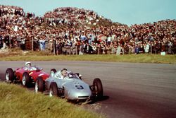 Hans Herrmann, Porsche 718 leads Phil Hill, Ferrari Dino 156