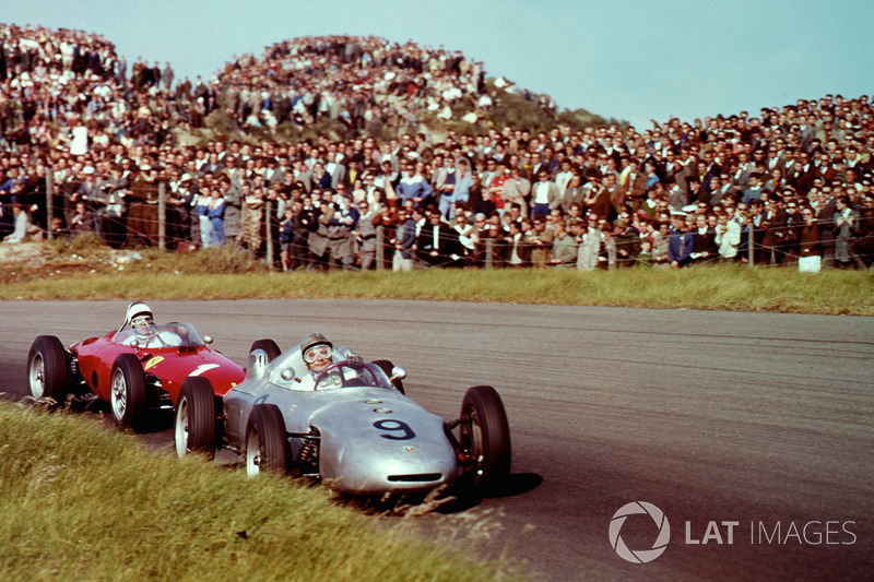 Hans Herrmann, Porsche 718 devant Phil Hill, Ferrari Dino 156