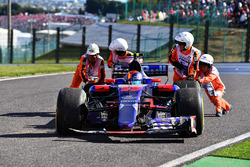Race retiree Carlos Sainz Jr., Scuderia Toro Rosso STR12 is pushed by Marshals