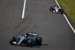 Valtteri Bottas, Mercedes AMG F1 W08, Sergio Perez, Sahara Force India F1 VJM10
