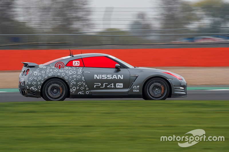 Nissan GT-R conducido con el control de PlayStation por Jann Mardenborough
