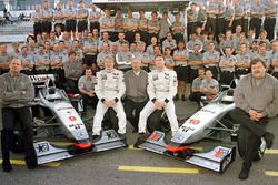 El victorioso McLaren Mercedes Team: en el frente (izq.) Ron Dennis, el ganador Mika Hakkinen, Jurgen Schrempp, CEO de Daimler-Benz, David Coulthard, 2 en carrera y Norbert Haug, jefe deportivo de Mercedes