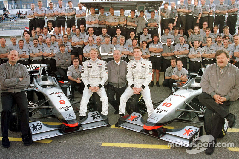 McLaren Mercedes Team: Di depan (Ki-Ka) Ron Dennis, pemenang balapan, Mika Hakkinen, Jurgen Schrempp