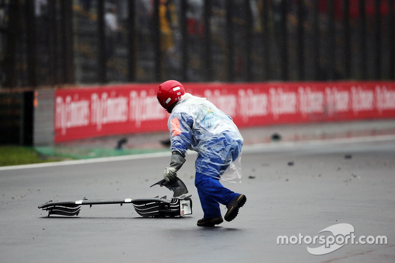 Comisarios quitan restos del Sauber C35 de Marcus Ericsson, Sauber F1 Team