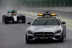 Lewis Hamilton, Mercedes AMG F1 W07 Hybrid mène derrière la voiture de sécurité