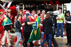 Felipe Massa, Williams, est applaudi par l'équipe Ferrari et rejoint par son père Luis Antonio Massa, sa femme Rafaela Bassi, et son frère Dudu Massa, dans les stands après son abandon