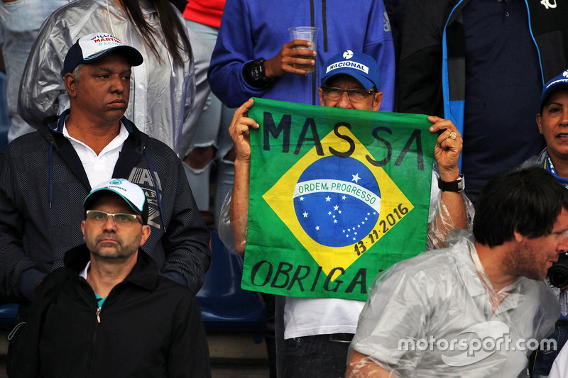 A Felipe Massa, Williams fan with a banner showing thanks