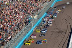 Relance : Matt Kenseth, Joe Gibbs Racing Toyota, Alex Bowman, Hendrick Motorsports Chevrolet lead