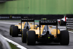 Kevin Magnussen, Renault Sport F1 Team RS16 et Jolyon Palmer, Renault Sport F1 Team RS16 à la sortie de la voie des stands