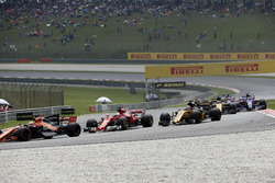 Старт гонки: Фернандо Алонсо, McLaren MCL32, и Себастьян Феттель, Ferrari SF70H