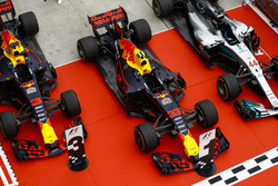 Le monoposto di Max Verstappen, Red Bull Racing RB13, vincitore della gara, Lewis Hamilton, Mercedes