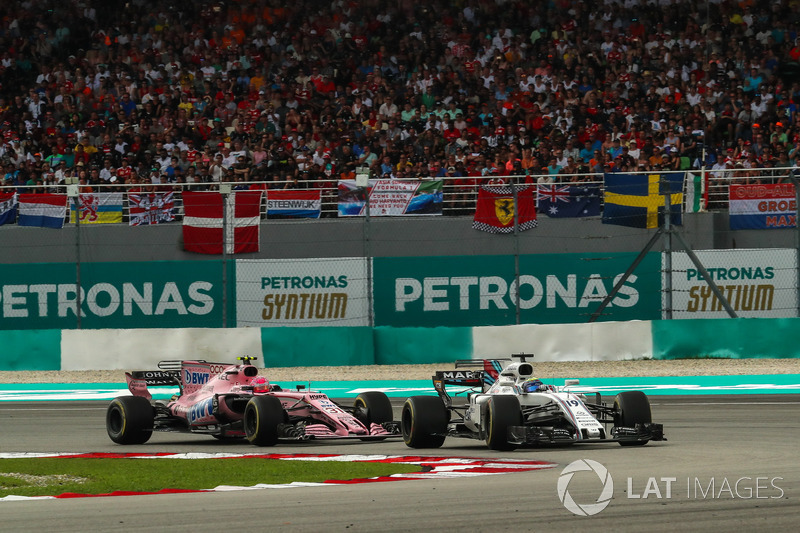 Esteban Ocon, Sahara Force India VJM10 e Felipe Massa, Williams FW40 lottano per la posizione