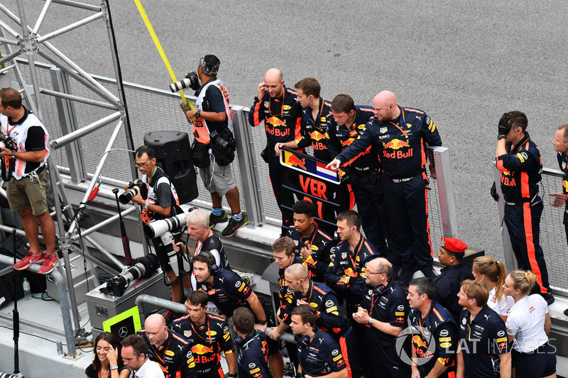 Команда Red Bull Racing празднует победу
