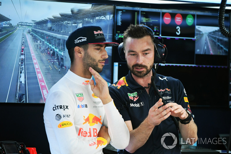 Daniel Ricciardo, Red Bull Racing ve Simon Rennie, Red Bull Racing Yarış Mühendisi