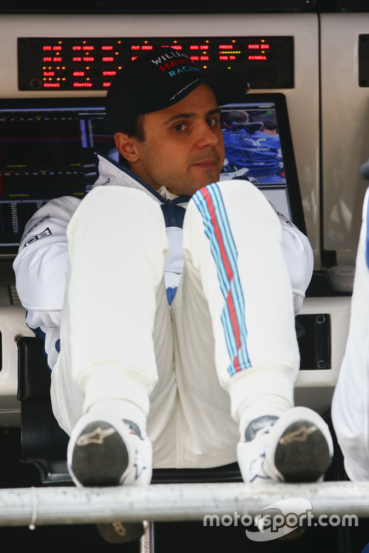 Felipe Massa, Williams, relaxes on the pit wall