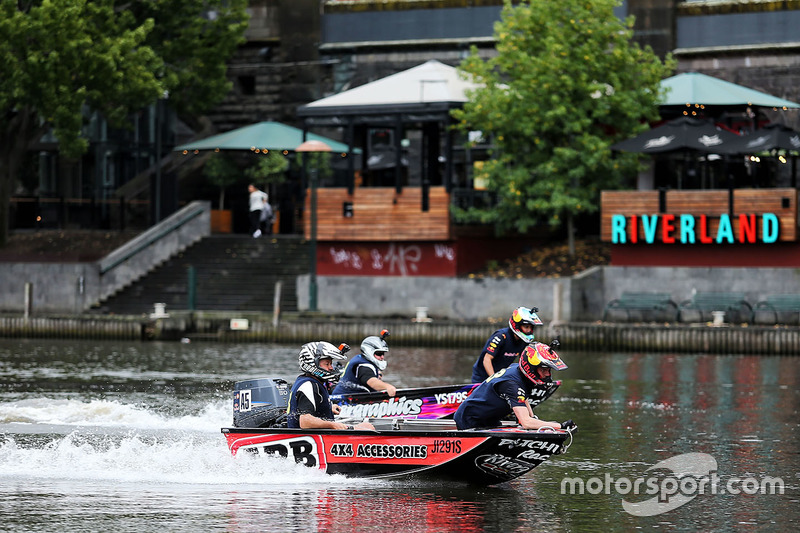 Daniel Ricciardo, Red Bull Racing y Max Verstappen, Red Bull Racing en un bote de carreras en el río