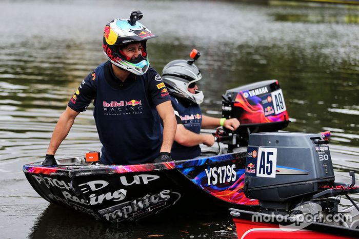 Daniel Ricciardo, Red Bull Racing en un bote de carreras en el río Yarra