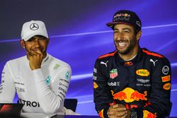 Daniel Ricciardo, Red Bull Racing et le poleman Lewis Hamilton, Mercedes AMG F1 en conférence de presse