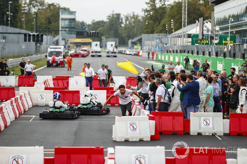 David Coulthard corre contra el futbolista Christian Karembeu en kart