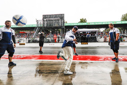Felipe Massa, Williams, plays football in the pit lane, other WIlliams team members
