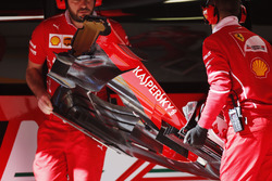 Механики Ferrari с передним антикрылом SF70H
