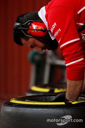 Механик Ferrari и шины Pirelli