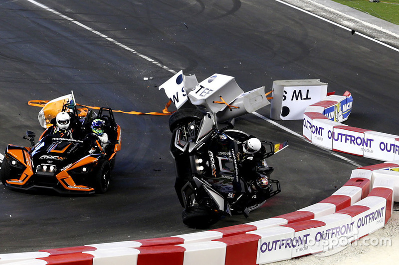 Choque de Pascal Wehrlein y Felipe Massa en el Polaris Slingshot SLR