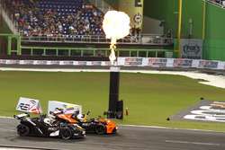 Il vincitore della gara Pablo Montoya e il secondo classificato Tom Kristensen in the KTM X-Bow Comp