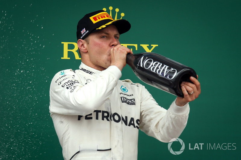 Valtteri Bottas, Mercedes AMG F1 que se celebra en el podio, el champagne