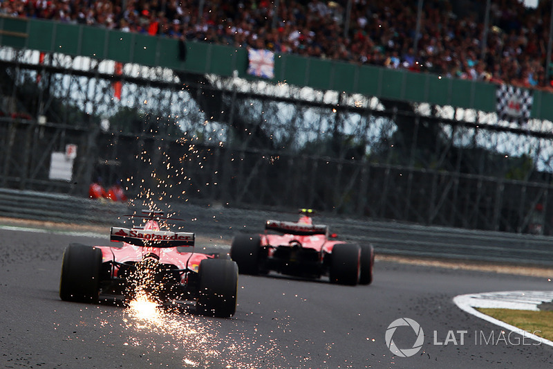 Reifenschaden mit Funkenflug: Sebastian Vettel, Ferrari SF70H