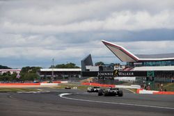 Felipe Massa, Williams FW40, Romain Grosjean, Haas F1 Team VF-17