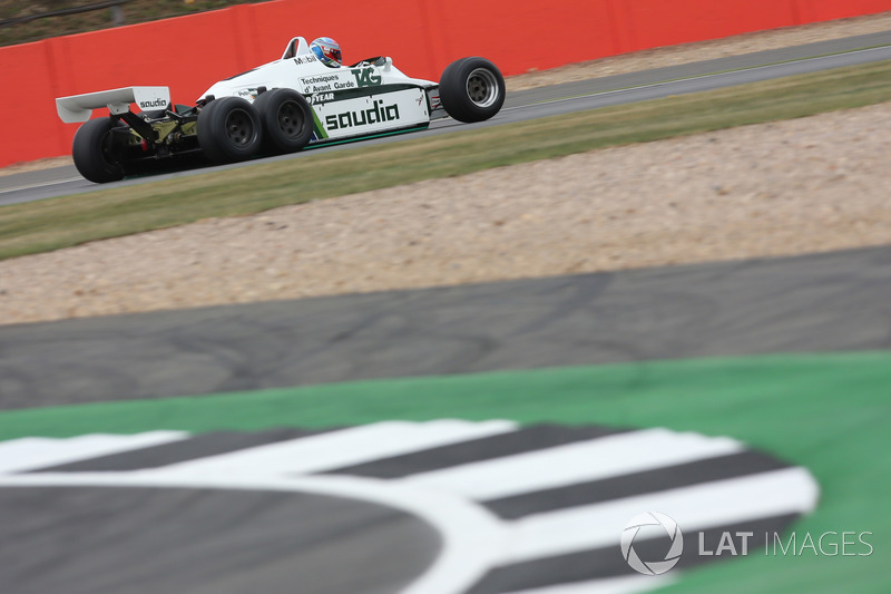 Paul di Resta, en el Williams FW08B Cosworth 1982 de 6 ruedas coche de F1