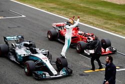 Льюис Хэмилтон, Mercedes AMG F1 W08, и Себастьян Феттель, Ferrari SF70H