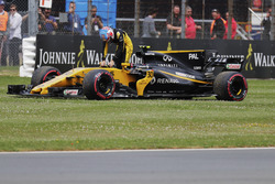 Jolyon Palmer, Renault Sport F1 Team, exit his car on the parade lap